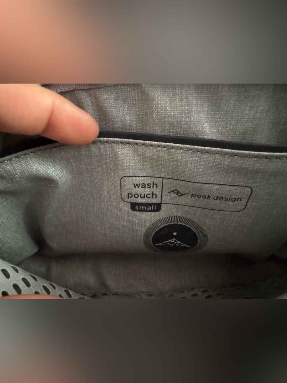 *New without tags* Peak design Travel Toiletry Dopp Kit in Olive Green - Picture 3 of 11